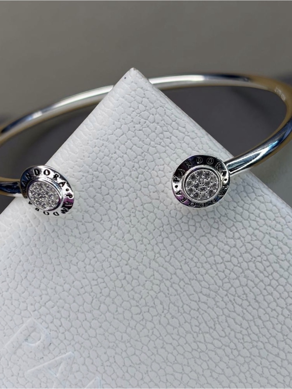 Brazalete Pandora Logo Pavé Open Bangle